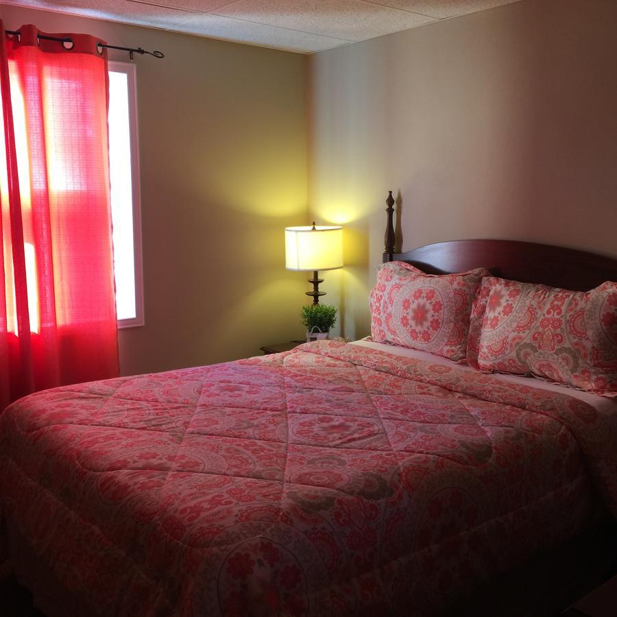 The Falls Family Lodge Niagara Falls Room photo